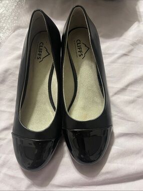 Cliffs by WHITE MOUNTAIN Black Patent Cap-Toe Ballet Flats
